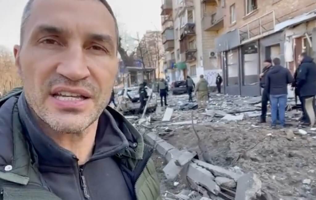 Amíg a bátyja Kijev életét és védelmét szervezi, addig Volodimir Klicsko oroszellenes kampányt folytat a NOB-nál